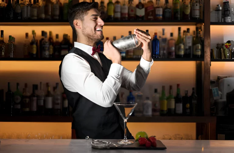 Il Fascino del Flair Bartending: L’Arte di Incantare con i Cocktail